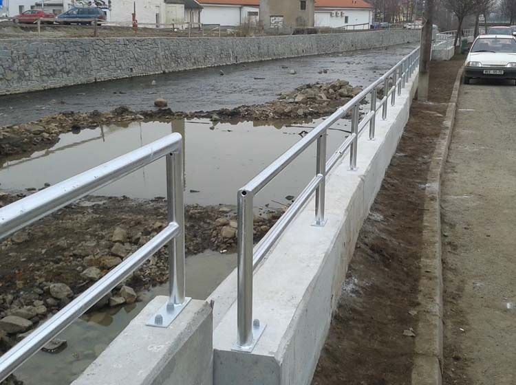 Pozinkované zábradlí na nábřežní zdi