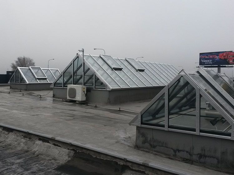 Sedlový světlík na střeše průmyslového objektu