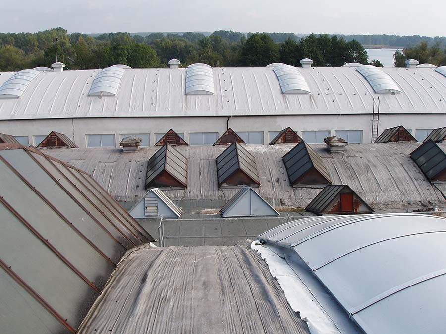 Střešní krajina s několika staršími světlíky