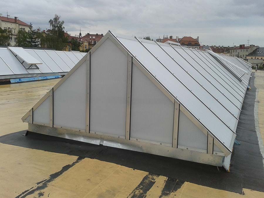 Nový sedlový světlík s polykarbonátovým štítem na žluté krytině