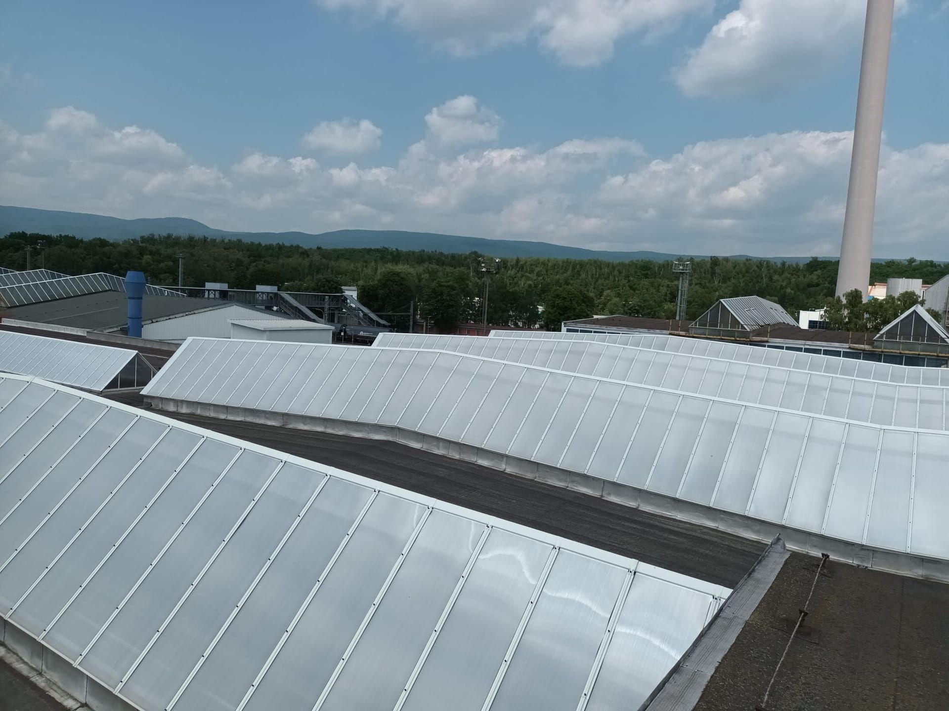 Sedlové světlíky při pohledu z okraje střechy